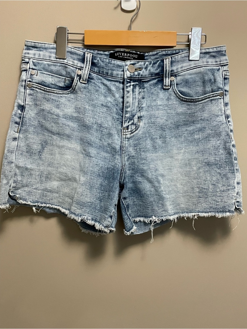 Liverpool Light Wash Denim Jean Shorts Women’s Size 8